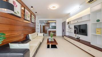 Executive-Apartment, 3 Schlafzimmer, Stadtblick | Wohnbereich | Fernseher