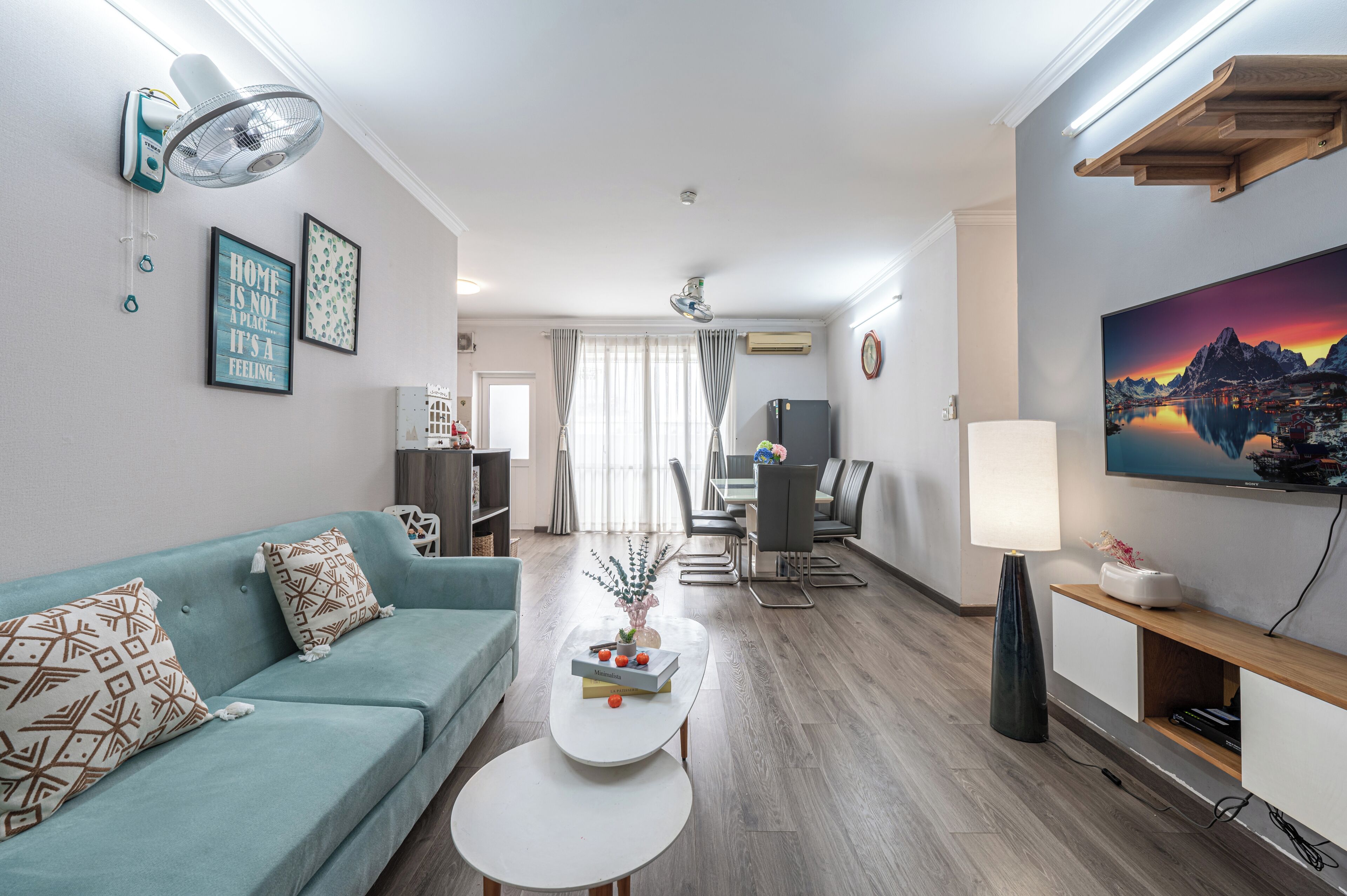Deluxe-huoneisto, 2 makuuhuonetta, kaupunkinäköala | Oleskelualue | Televisio