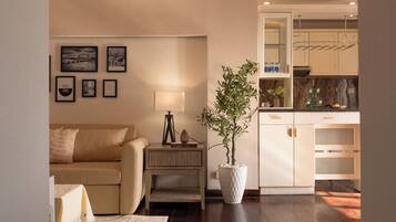 Luxury-Apartment, 2 Schlafzimmer, Stadtblick | Wohnbereich | Fernseher