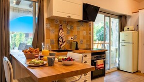 Wasserkocher mit Kaffee-/Teezubehör, Kühlschrank, Mikrowelle, Ofen