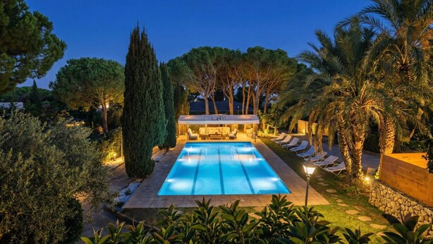 A swimming pool with lounge chairs and a covered seating area. - 15 min. drive from Sitges Villa El Ranch 10 min. walk to the beach Jacuzzi 13P (Sitges)