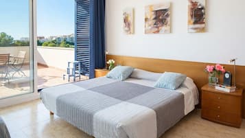 6 bedrooms, iron/ironing board, WiFi, bed sheets