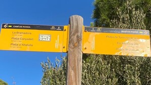 A directional signpost with multiple destinations and distances. - Villa Playa del Sur · 250m from the sea · 7 Suites · +19 guests · Views 10 P (Capafonts)