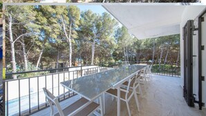 Outdoor dining - Villa Playa del Sur · 250m from the sea · 7 Suites · +19 guests com · Views 15 P (Capafonts)