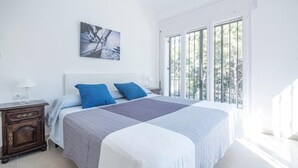 Room - Villa Playa del Sur · 250m from the sea · 7 Suites · +19 guests  · Views 16 P (Capafonts)