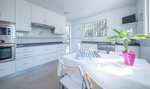 Fridge, microwave, oven, stovetop - Villa Playa del Sur 17P - Capafonts, Tarragona (Capafonts)