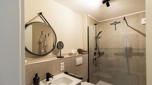 Une salle de bain moderne avec un lavabo, un miroir et des toilettes.