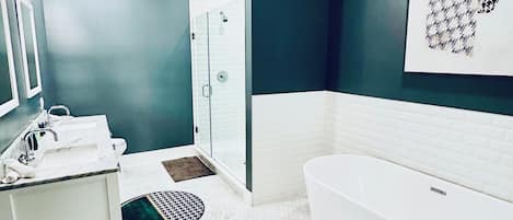 Sèche-cheveux, serviettes fournies, savon, papier toilette
