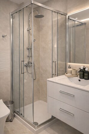 Shower, hair dryer, towels, soap - Perfect seafront 3-bedroom apartment in prime location (Larnaka)