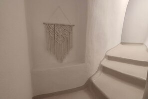 Eine Treppe mit Wandbehang aus Makramee.
