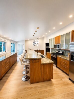 Private kitchen - 3-bedroom house in fantastic Los Angeles with AC and comfort share swimming pool (Los Angeles)