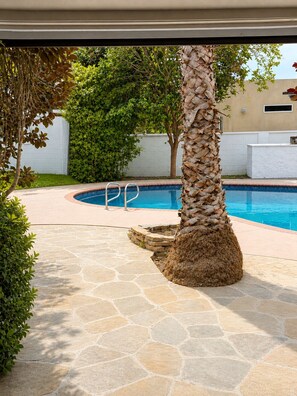 Outdoor pool - 3-bedroom house in fantastic Los Angeles with AC and comfort share swimming pool (Los Angeles)