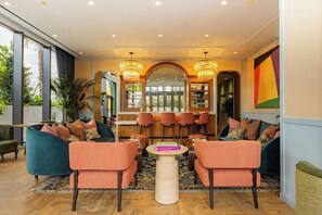 Ein modernes Interieur mit Sitzgelegenheiten, einer Bar und großen Fenstern.