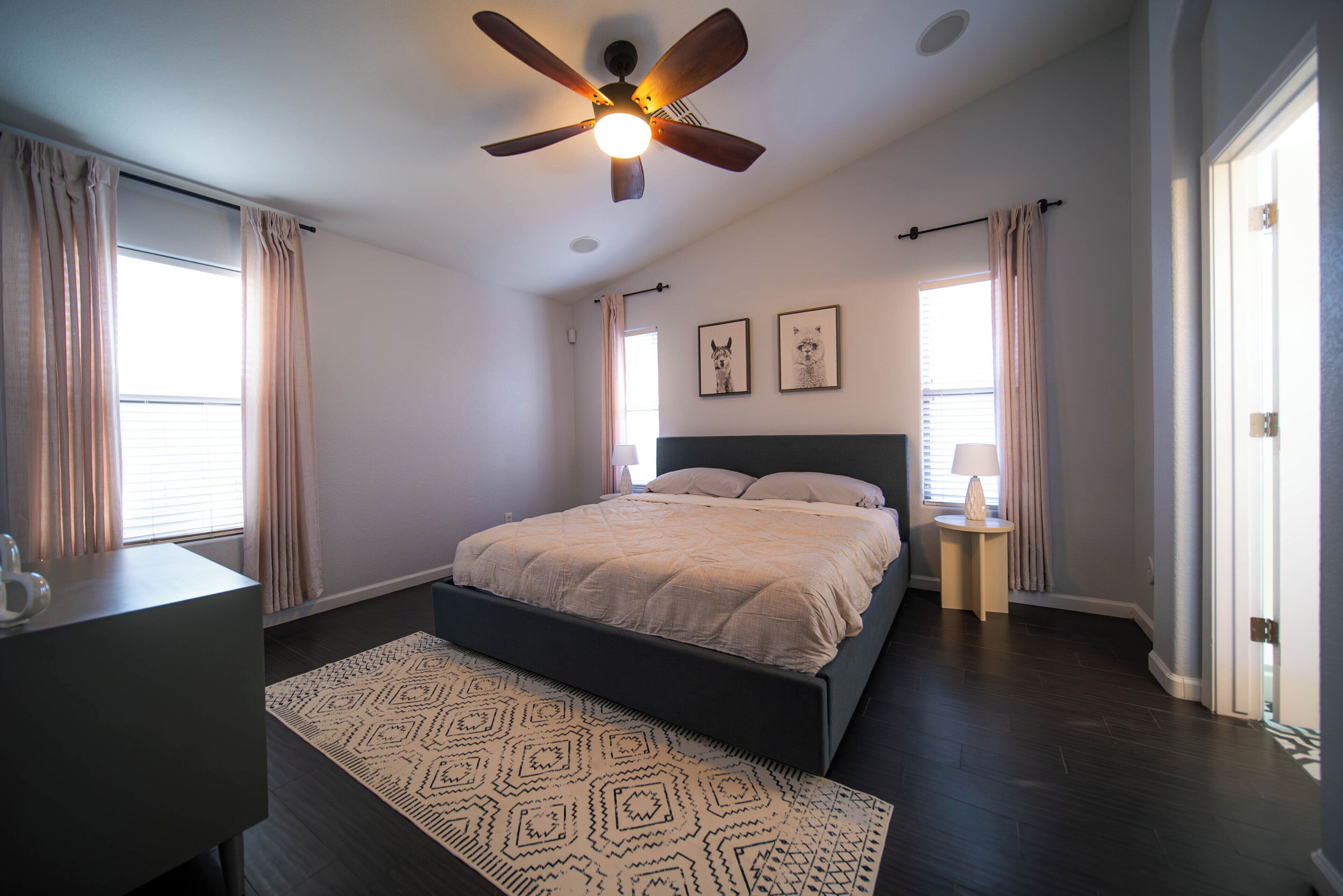 3 habitaciones, tabla de planchar con plancha, wifi y ropa de cama 