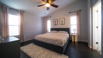 3 habitaciones, tabla de planchar con plancha, wifi y ropa de cama