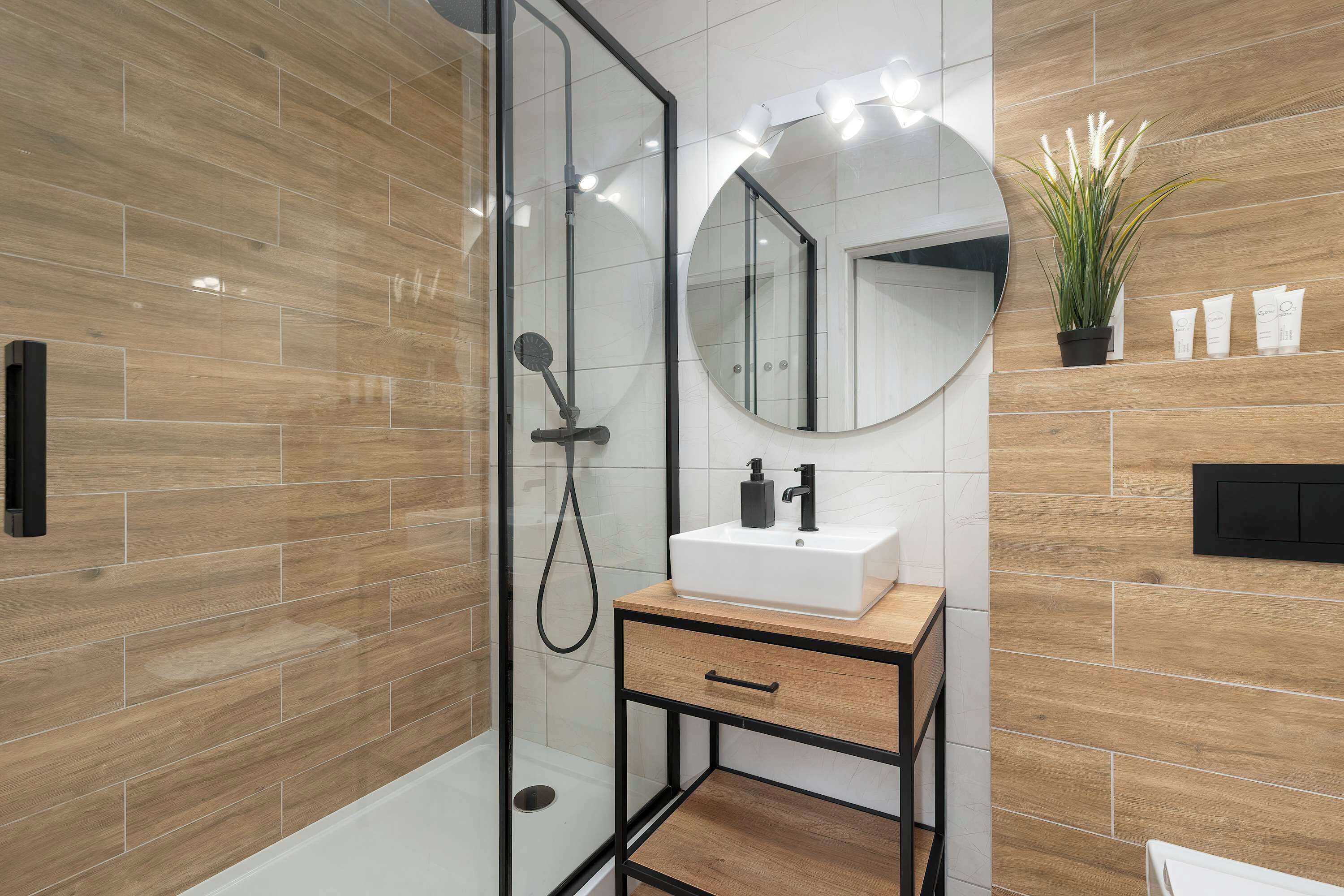 Douche, serviettes fournies, shampoing