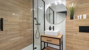 Douche, serviettes fournies, shampoing