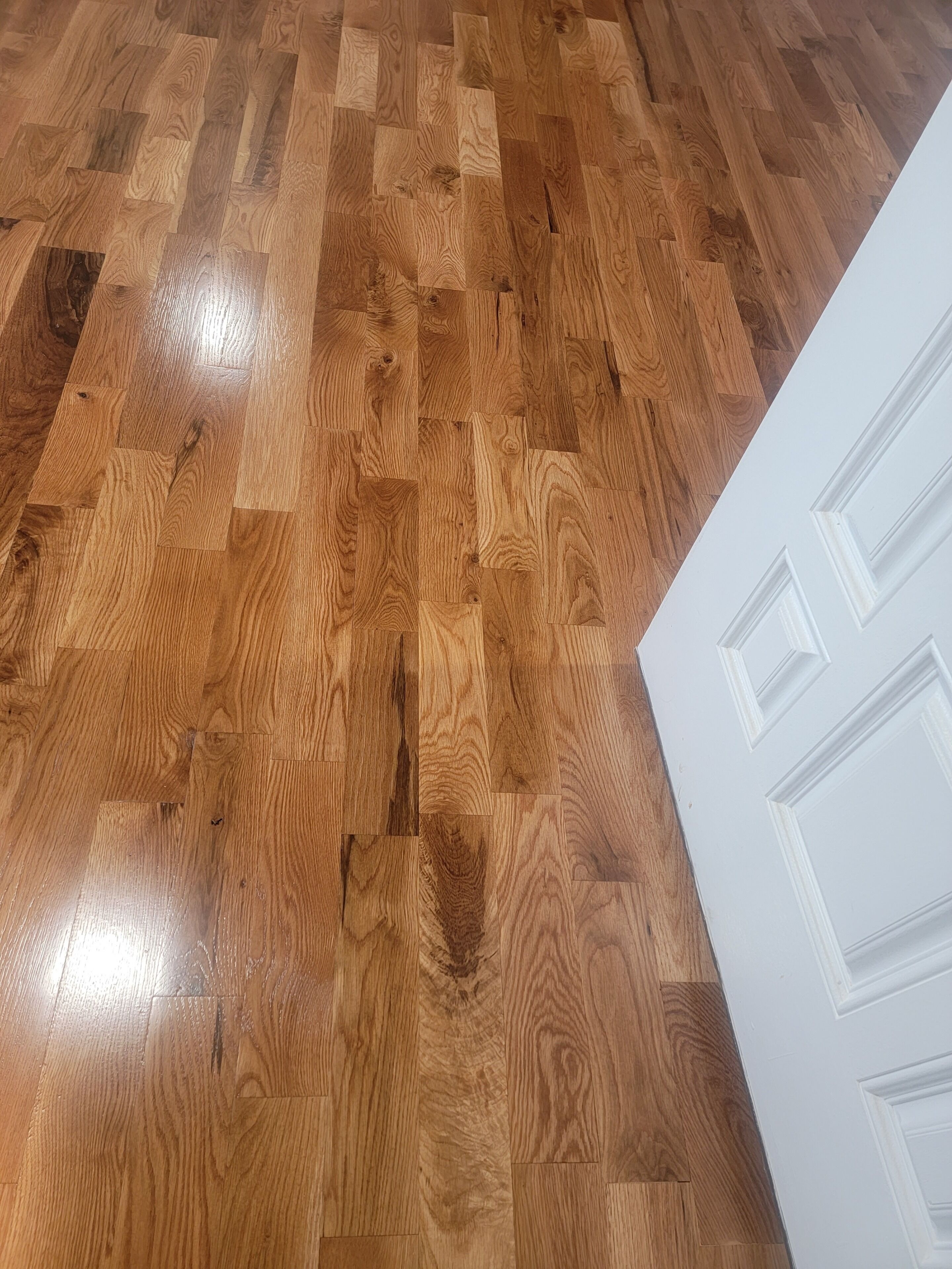 Un piso de madera con patrón de espiga.