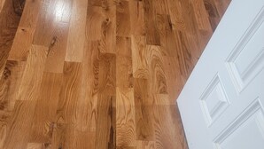 Un plancher en bois disposé en motif de parquet.
