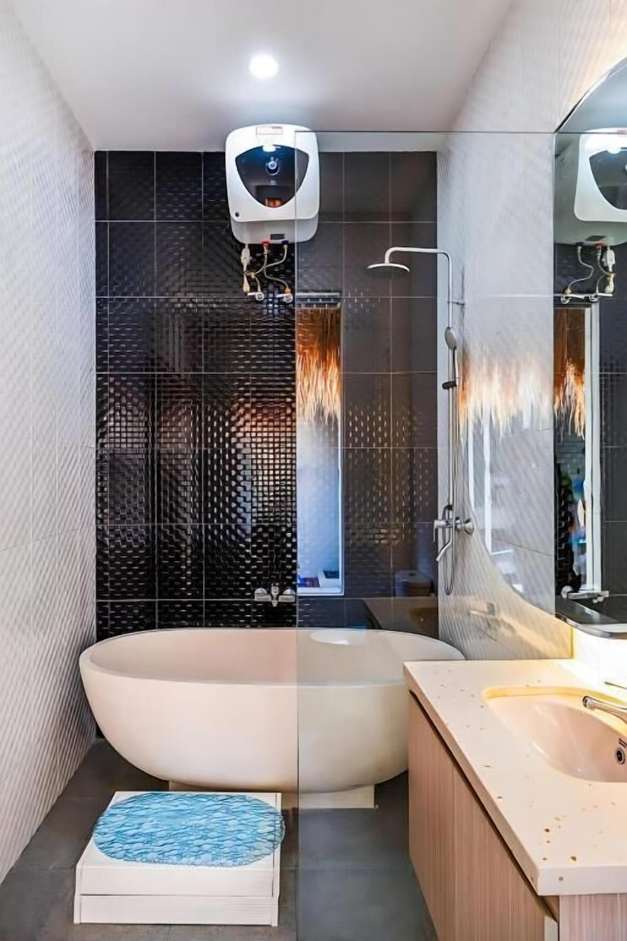Towels, soap, shampoo, toilet paper