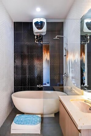 Towels, soap, shampoo, toilet paper - Modern 2BR Villa Seminyak Center (Kabupaten Badung)