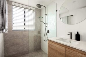 Dusche, Haartrockner, Handtücher, Shampoo