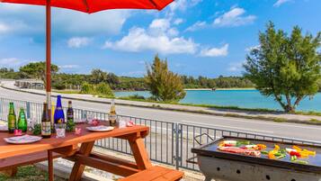 Apartment | Outdoor dining