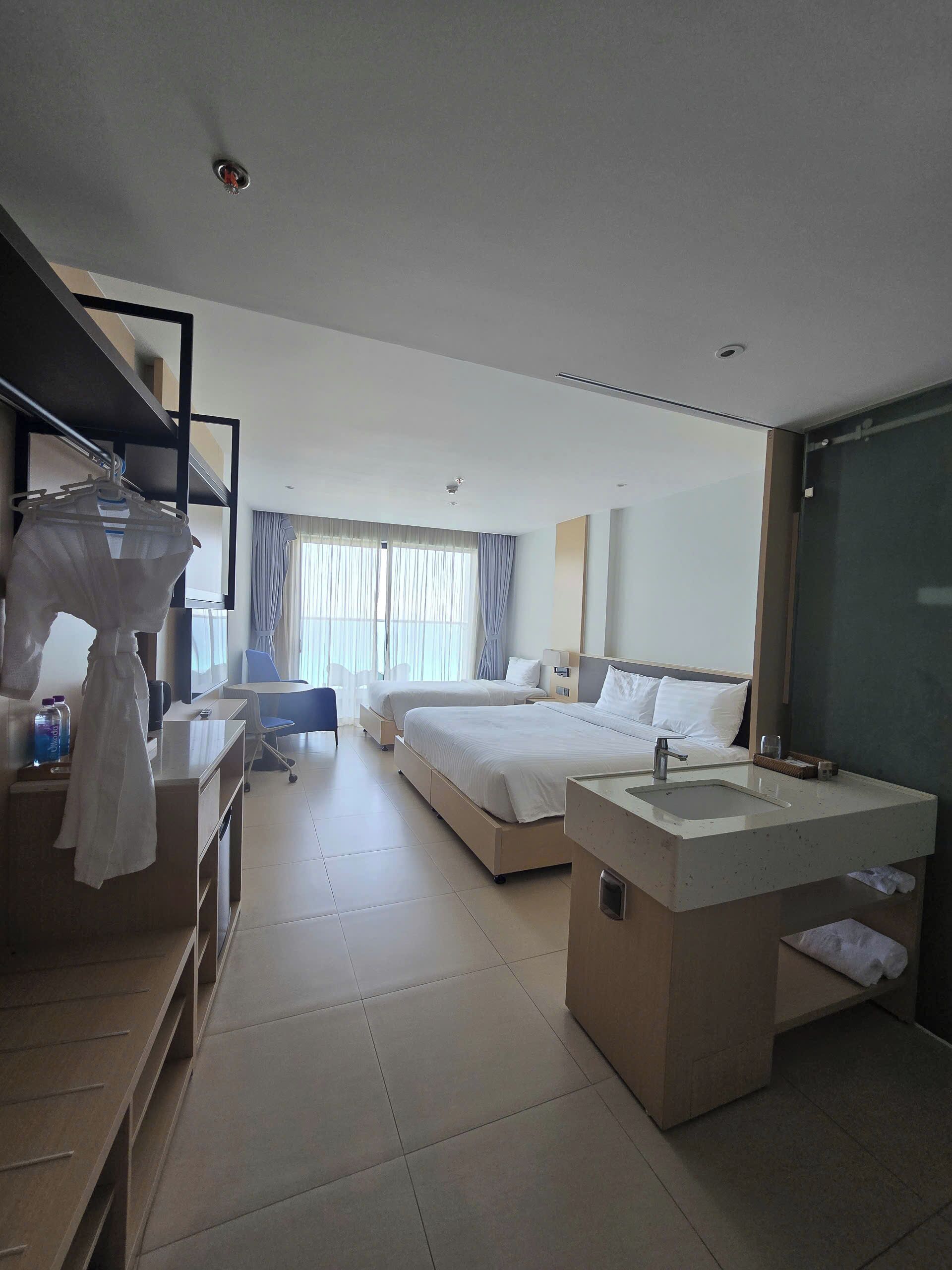 Quarto duplo luxo, sacada, vista parcial para o oceano | Frigobar, escrivaninha, espaço de trabalho para notebook