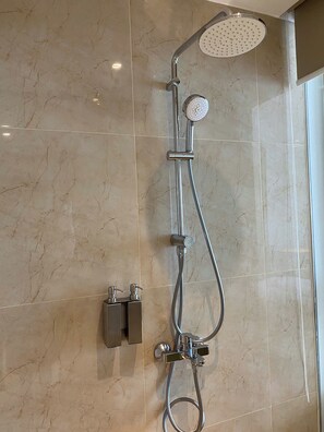 Quarto duplo luxo, sacada, vista parcial para o oceano | Banheiro | Secador de cabelo, toalhas de banho, sabonete, shampoo