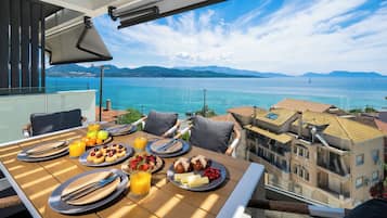Duplex superior, vista para o mar | Opções para refeição ao ar livre
