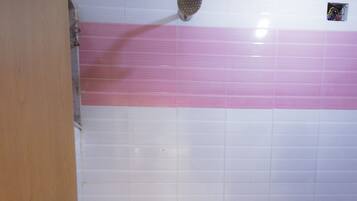 Douche, sĂšche-cheveux, serviettes fournies, savon