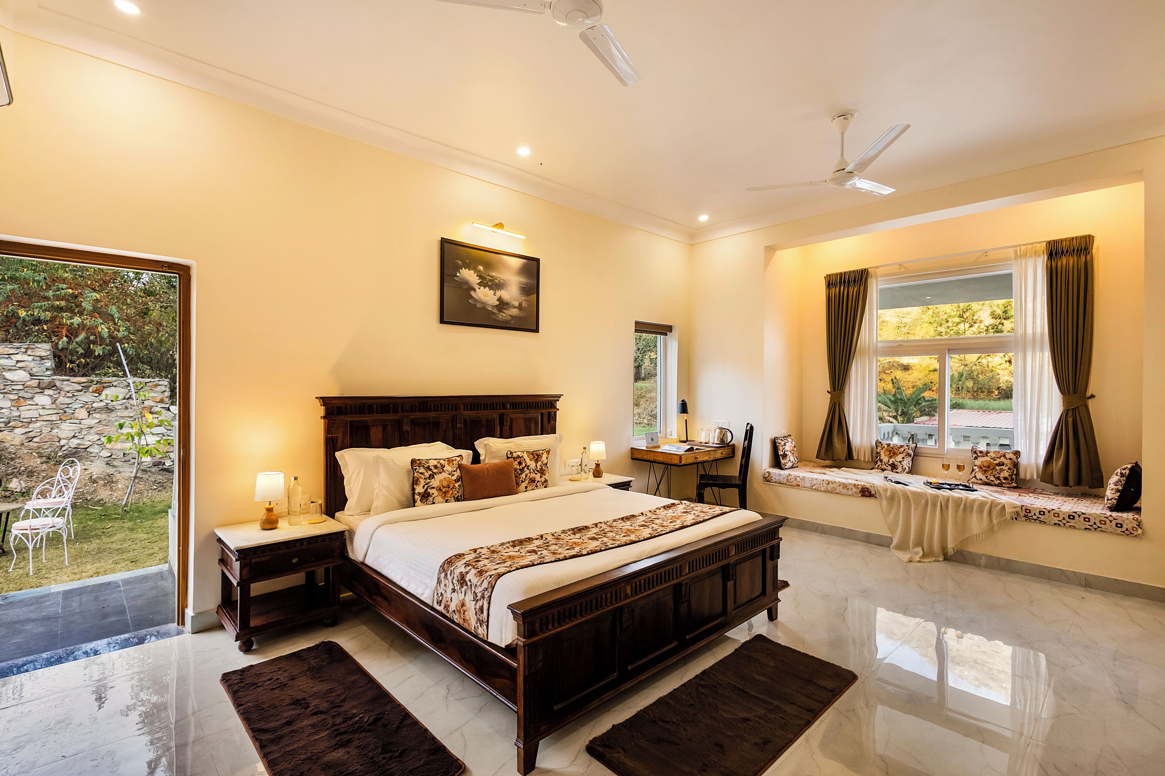 Deluxe Suite | Iron/ironing board, free WiFi