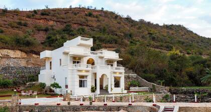 ELIVAAS Mandovar 4Room with Common Pool