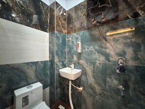 Shower, towels, soap, shampoo - Ganga Dham  (Vrindavan)