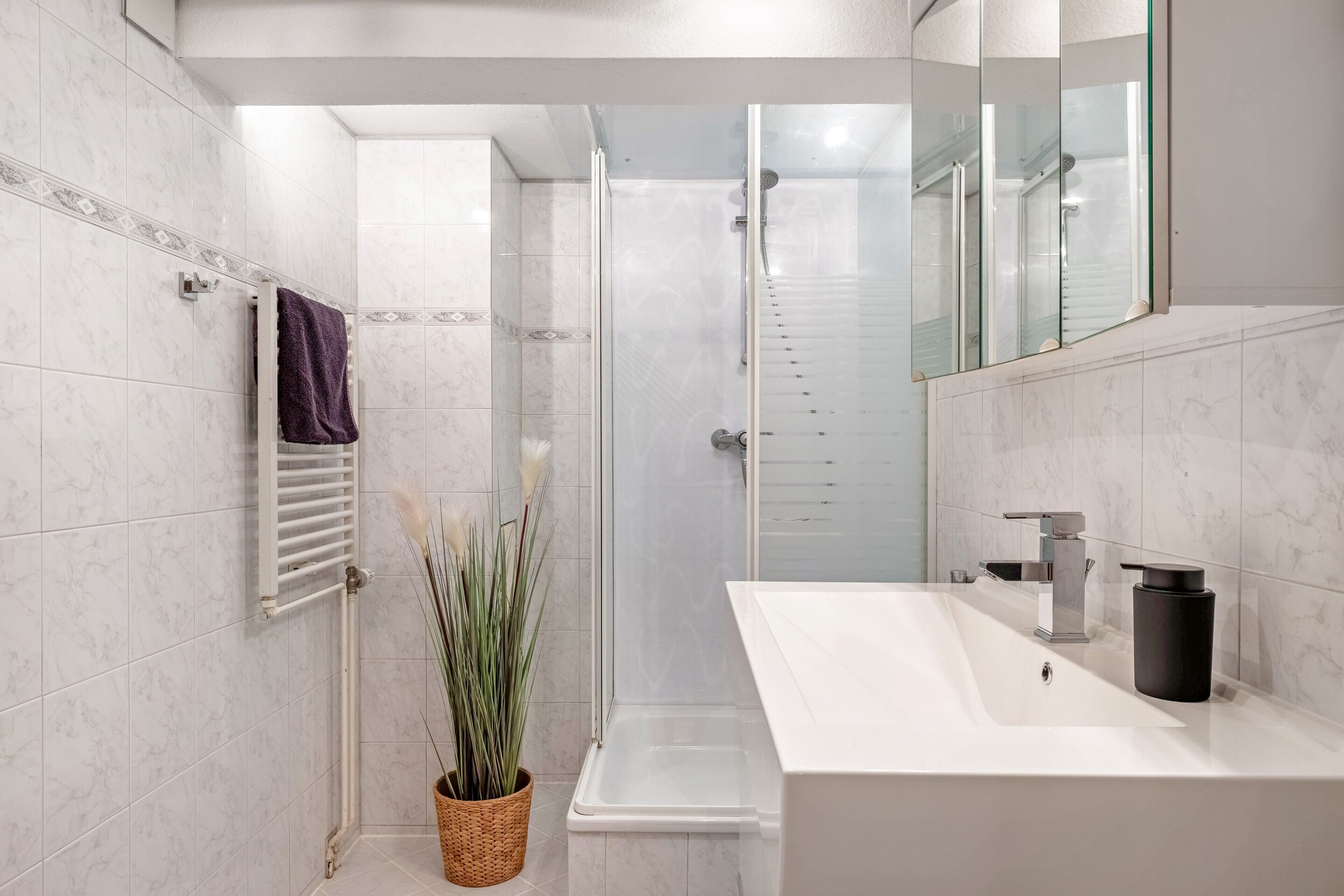 Een douche, een haardroger, handdoeken