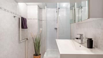 Een douche, een haardroger, handdoeken