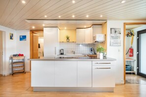 Wasserkocher mit Kaffee-/Teezubehör, Kühlschrank, Mikrowelle, Ofen