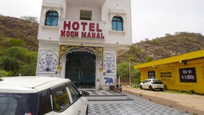 A building with a sign that reads 'HOTEL MOON MAHAL.' - Moon Mahal Hotel (Amer)