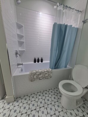Secador de pelo, toallas, jabón, papel higiénico