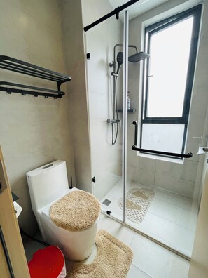 Dusche, Handtücher, Seife, Toilettenpapier