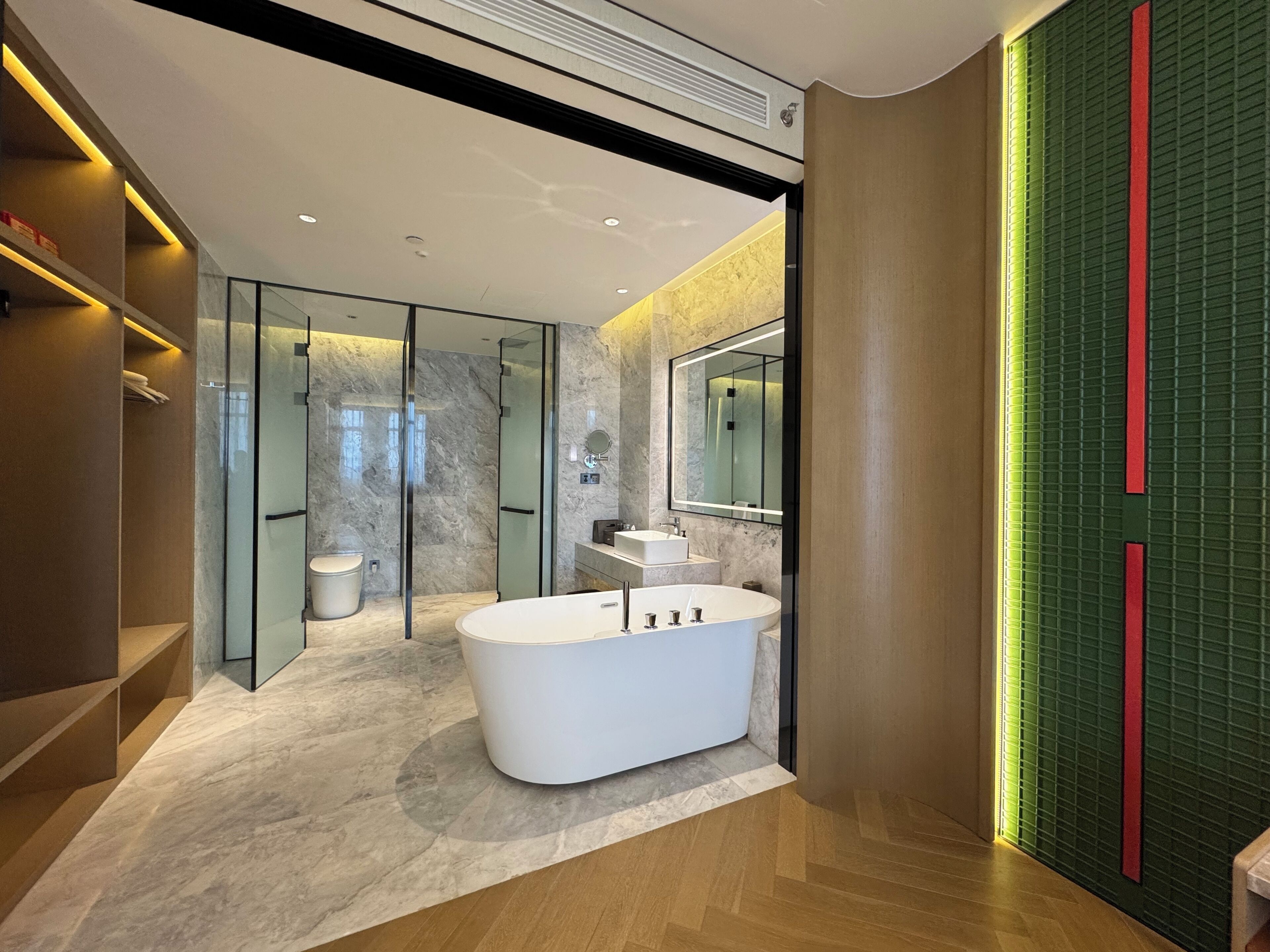 Executive Suite, 1 King Bed, Non Smoking, Housekeeping | Bathroom