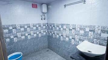 Cottage | Bathroom | Shower, towels, soap, shampoo