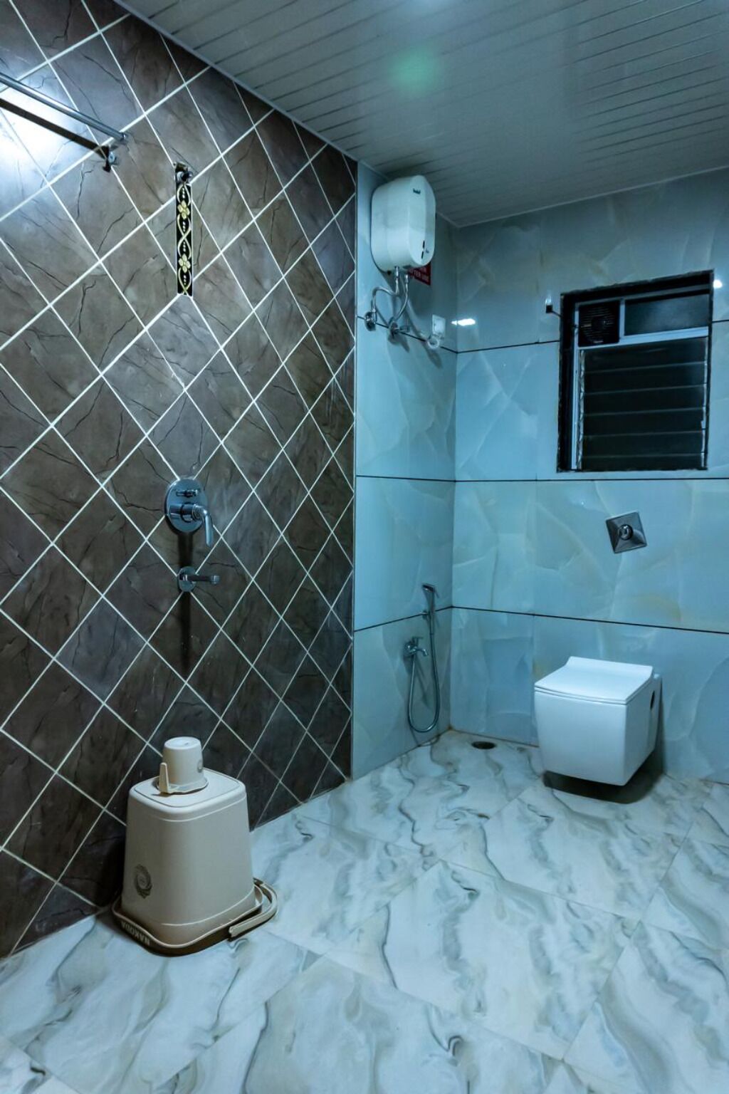 Deluxe Villa | Bathroom | Shower, towels, soap, shampoo