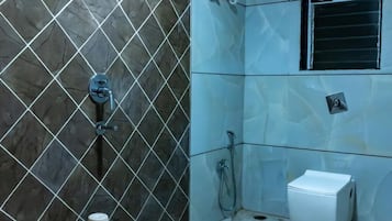 Deluxe Villa | Bathroom | Shower, towels, soap, shampoo