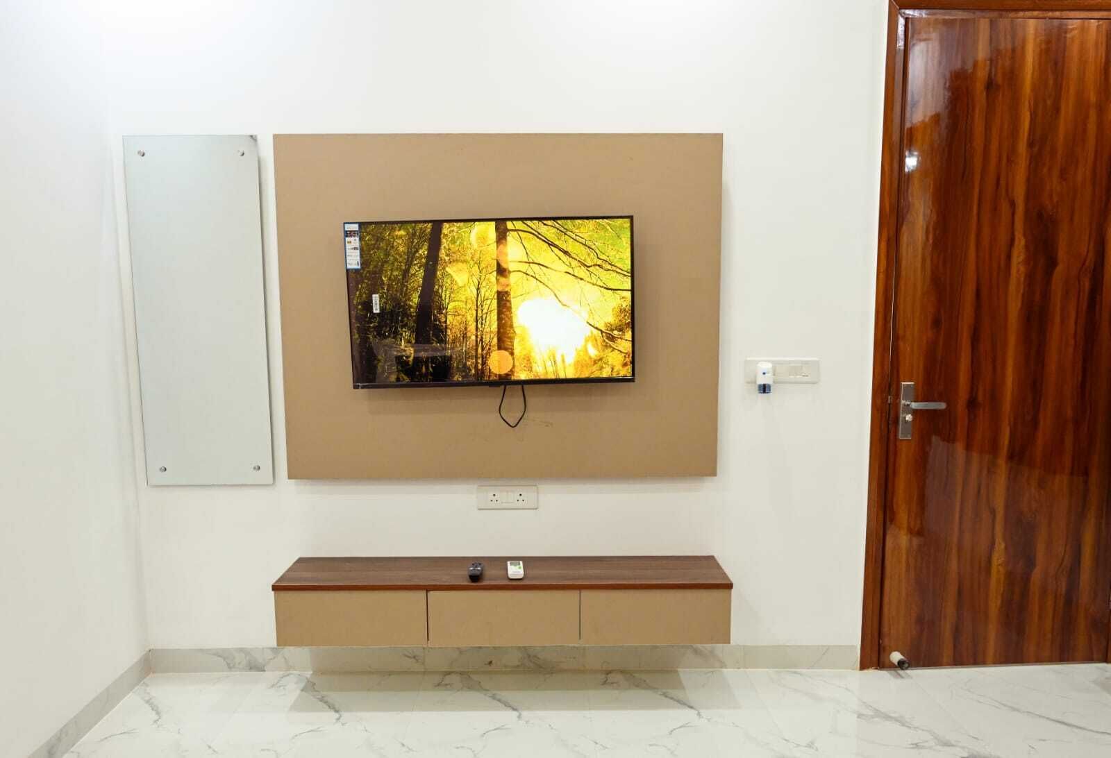 Deluxe Room, Balcony, City View | Interior