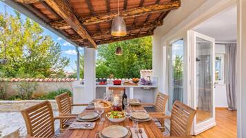 Standard Villa, 3 Bedrooms, 2 Bathrooms (Istrian Villa Beatrice near Pula) | Outdoor dining