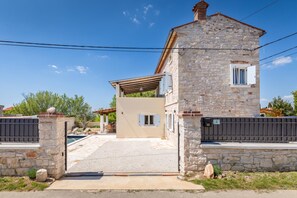 A stone building with a covered patio and a swimming pool. - Istrian Villa Beatrice Near Pula (Vodnjan)