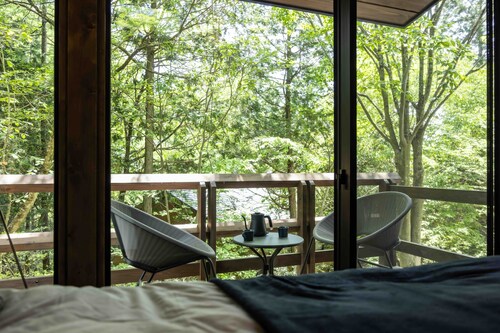 Iida Highlands is located near Achi Village, the home of Japan's starry sky. A room in a hideaway where the scent of the forest and the star-filled sky will soothe you.