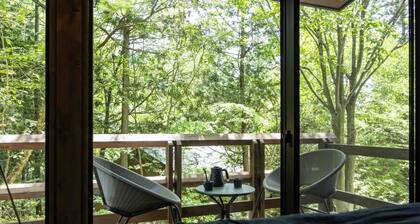 Iida Highlands is located near Achi Village, the home of Japan's starry sky. A room in a hideaway where the scent of the forest and the star-filled sky will soothe you.