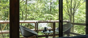 Iida Highlands is located near Achi Village, the home of Japan's starry sky. A room in a hideaway where the scent of the forest and the star-filled sky will soothe you.